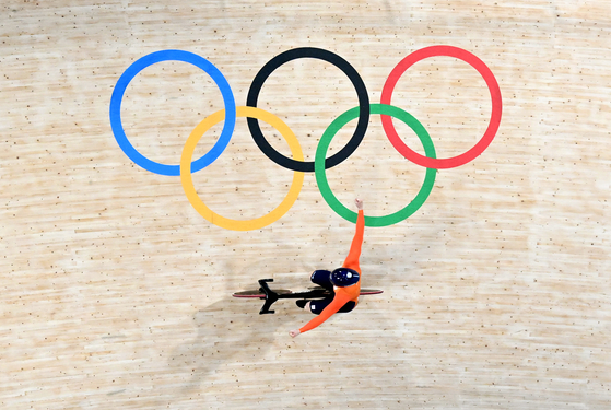 Harrie Lavreysen of the Netherlands celebrates after the men's team sprint finals in Montigny-le-Bretonneux, France, on Tuesday. [XINHUA/YONHAP]