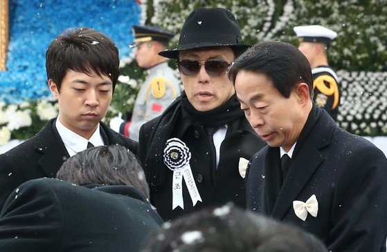 Kim Eun-cheol, the eldest son of late President Kim Young-sam, center, and his brother Kim Hyun-cheol, right, attend their father's state funeral procession in front of the National Assembly in Yeouido, western Seoul, on Nov. 26, 2015. [JOONGANG ILBO]