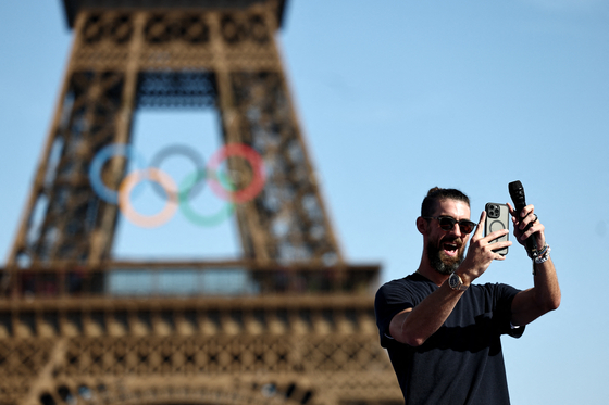 Forme Olympic champion swimmer Michael Phelps poses at Champions Park in Paris on Tuesday.  [REUTERS/YONHAP]