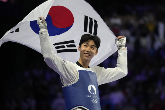 Korea's Park Tae-joon celebrates after winning the taekwondo men's -58kg final against Azerbaijan's Gashim Magomedov at the Grand Palais in Paris on Wednesday. [AP/YONHAP]