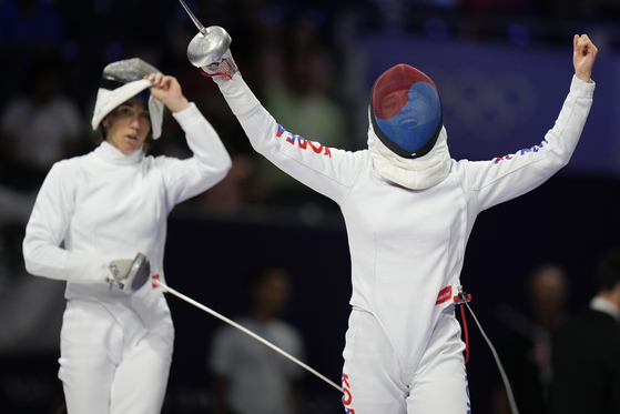 Korea's Kim Sun-woo, right, and Italy's Alice Sotero react after competing in the women's individual fencing portion of modern pentathlon in Villepinte, France on Thursday.  [AP/YONHAP]