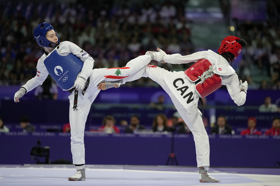 Canada's Skylar Park competes with Lebanon's Laetitia Aoun in a women's 57-kilogram taekwondo match in Paris on Thursday.  [AP/YONHAP]