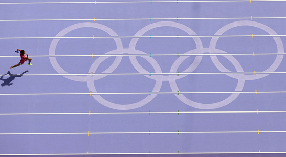 Chen Jiapeng of China competes in the men's 4X100-meter relay in Paris on Thursday.  [XINHUA/YONHAP]