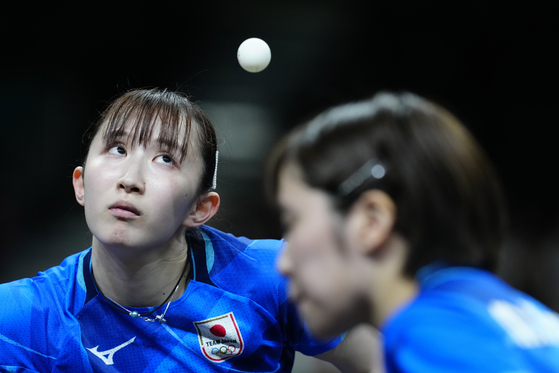 Japan's Hina Hayata, left, and Miu Hirano face Germany's Xiaona Shan and Yuan Wan in the women's table tennis teams semifinal in Paris on Thursday.  [AP/YONHAP]