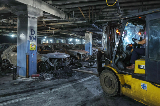 Cars left burnt in an underground parking lot in Incheon. A total of 140 cars were damaged in a fire caused by a Mercedes-Benz EV explosion on Thursday, and of them, 40 were completely burned. [NEWS1]