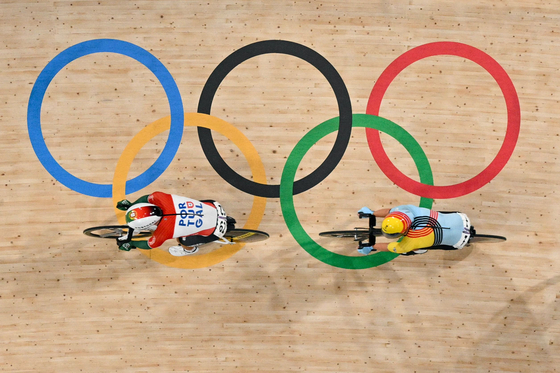 Portugal's Iuri Leitao and Belgium's Fabio Van Den Bossche compete in the men's track cycling omnium points race in Montigny-le-Bretonneux, France on Thursday.  [AFP/YONHAP]