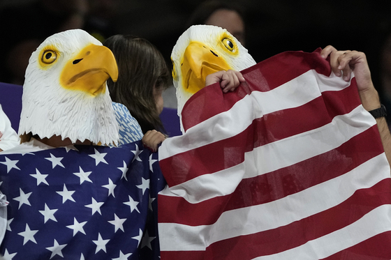 United States fans watch a semifinal women's volleyball match against Brazil in Paris on Thursday.  [AP/YONHAP]