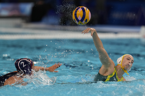 Australia's Sienna Hearn shoots during a women's water polo semifinal match between Australia and USA in Paris on Thursday.  [AP/YONHAP]