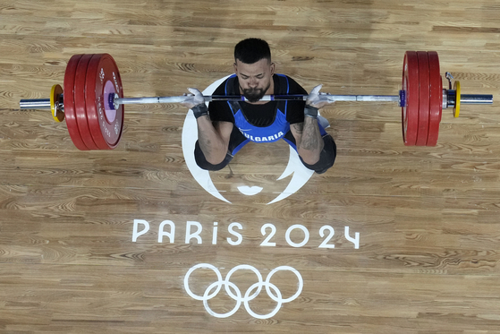 Bozhidar Dimitrov Andreev of Bulgaria competes in the men's 73-kilogram weightlifting event in Paris on Thursday.  [AP/YONHAP]