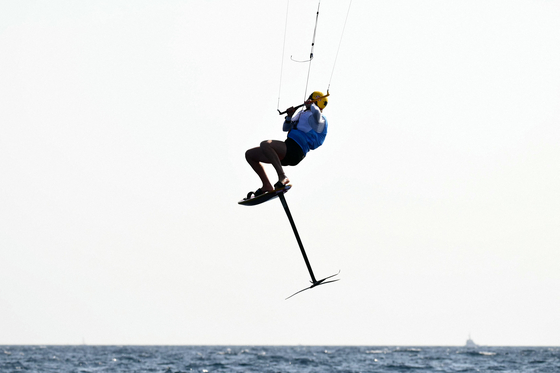 Gold medallist Britain's Eleanor Aldridge jumps in the air to celebrate after the women's kiteboarding final in Marseille on Thursday.  [AP/YONHAP]