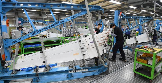 At the Korean Air Aerospace's (KAI) Busan Tech Center, employees are assembling an A320 sharklet, a structure mounted on the main wingtip of the aircraft. [KAI]