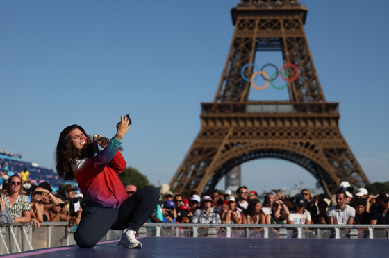 Sport shooter Chiara Leone of Switzerland takes a selfie at Champions Park in Paris on Thursday. [REUTERS/YONHAP]