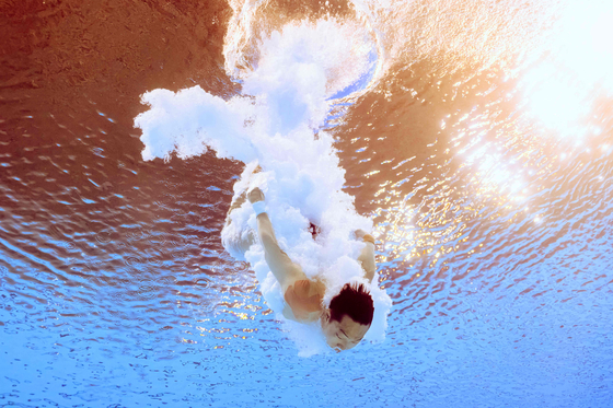 An underwater view shows China's Wang Zongyuan competing in the men's 3-meter springboard diving final in Paris on Thursday.  [AFP/YONHAP]