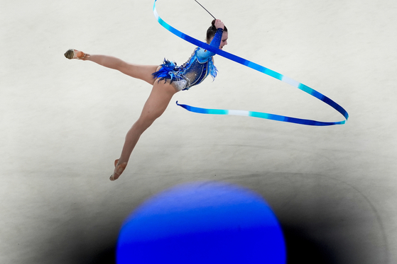 Margarita Kolosov of Germany performs her ribbon exercise in the rhythmic gymnastics individuals all-round qualification round in Paris on Thursday.  [AP/YONHAP]