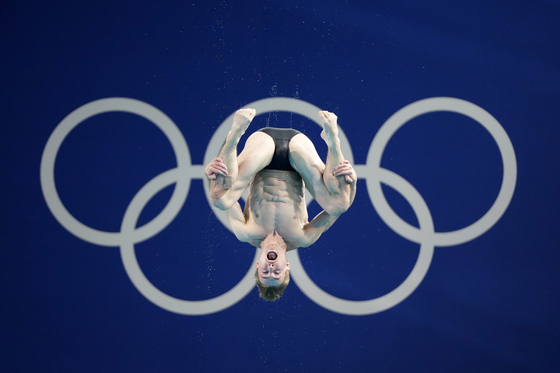 Britain's Jack Laugher competes in the men's 3-meter springboard diving final in Paris on Thursday.  [AP/YONHAP]