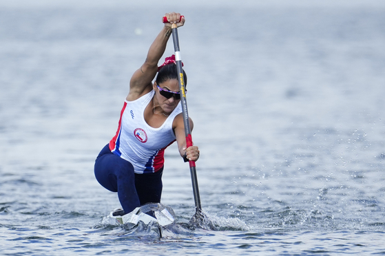 Maria Jose Mailliard of Chile competes in the women's canoe single 200-meter heats at Vaires-sur-Marne in France on Thursday. [AP/YONHAP]