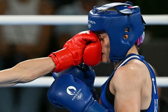 Taiwan's Lin Yu-ting and Turkey's Esra Yildiz Kahraman compete in the women's 57-kilogram semifinal boxing match in Paris on Thursday.  [AFP/YONHAP]