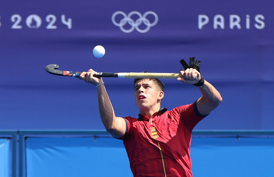 Jordi Bonastre of Spain vies for the ball during the men's hockey bronze medal match between India and Spain in Colombes, France on Thursday.  [XINHUA/YONHAP]