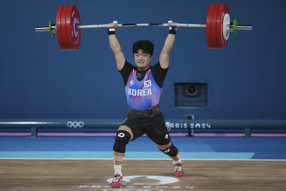 Bak Joo-hyo competes in the men's 73-kilogram weightlifting event in Paris on Thursday. [AP/YONHAP]