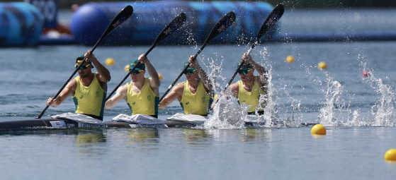 The Australian team competes in the men's kayak four 500-meter canoe sprint in Vaires-sur-Marne, France on Thursday.  [XINHUA/YONHAP]