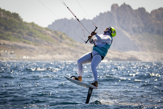 Valentin Bontus, of Austria screams with joy after winning the gold, during a men's kite final race in Marseille, France on Friday. [AP/YONHAP]