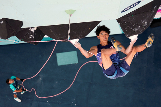 Sorato Anraku of Japan in action during the men's boulder & lead final in Paris on Friday. [REUTERS/YONHAP]