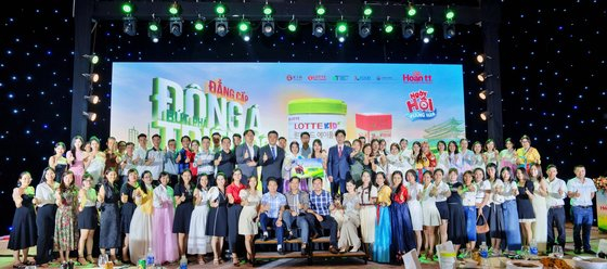 Participants at Lotte Wellfood's promotional event in Vietnam pose for a group photo. [LOTTE WELLFOOD]