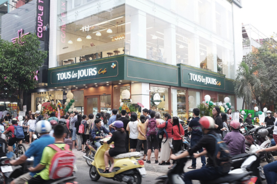 Visitors line up in front of a Tous Les Jours branch in Ho Chi Minh City. [CJ FOODVILLE]