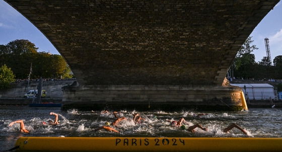 Athletes compete during the men's 10-kilometer marathon swimming race in Paris on Friday. [XINHUA/YONHAP]