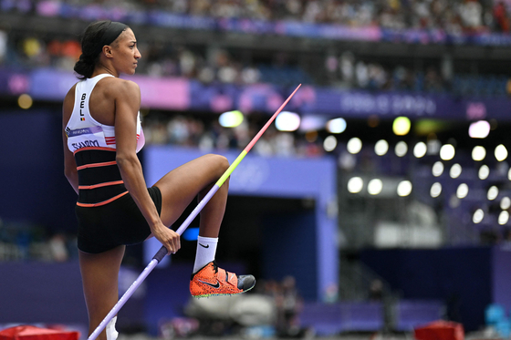 Belgium's Nafissatou Thiam reacts prior to competing in the women's heptathlon javelin throw in Paris on Friday. [AFP/YONHAP]