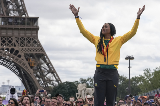 Chelsea Hammond-Ross of Jamaica waves to the crowd after receiving her bronze medal in the 2008 Olympic women's long jump during the Olympic medal reallocation ceremony in Paris on Friday. [AP/YONHAP]