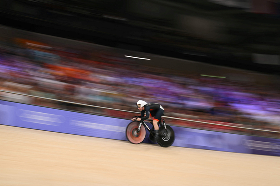 Britain's Emma Finucane competes in a women's track cycling sprint qualifying round in Montigny-le-Bretonneux, France on Friday. [AFP/YONHAP]