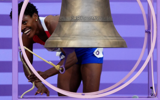 Marileidy Paulino of the Dominican Republic rings the bell after winning gold in the women's 400 meters in Paris on Friday. [REUTERS/YONHAP]