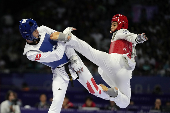 Korea's Seo Geon-woo competes with Denmark's Edi Hrnic in the men's 80-kilogram taekwondo bronze medal match at the Grand Palais in Paris on Friday. [AP/YONHAP]