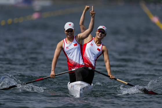 China's Sun Mengya and Xu Shixiao reacts to winning gold in the women's canoe double 500-meter finals in Vaires-sur-Marne, France on Friday. [AP/YONHAP]