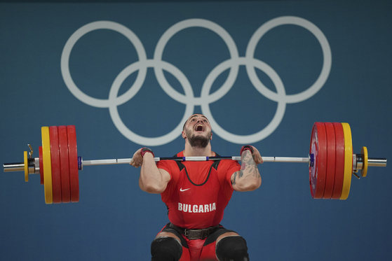 Karlos May Nasar of Bulgaria competes during the men's 89-kilogram weightlifting event in Paris on Friday. [AP/YONHAP]