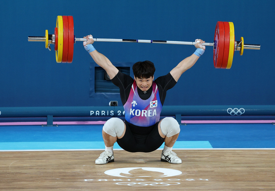 Korean weightlifter Yu Dong-ju competes in the men's 89-kilogram final at the Paris Olympics in Paris on Friday. [JOINT PRESS CORPS]