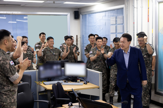 President Yoon Suk Yeol, right, gives words of encouragement to service members as he visits the Gyeryongdae military headquarters in South Chungcheong Friday. [PRESIDENTIAL OFFICE]