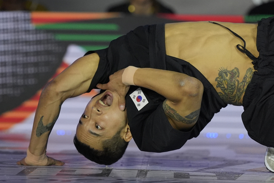 19일 중국 상하이에서 열린 올림픽 예선 8강전에서 한국 홍돈이 미국의 제프로와 맞붙는다. [AP/YONHAP]