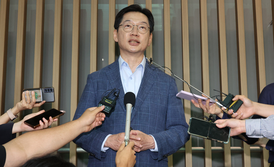 Former South Gyeongsang Gov. Kim Kyung-soo speaks to reporters before boarding a flight to London at Incheon International Airport on June 14. [YONHAP]