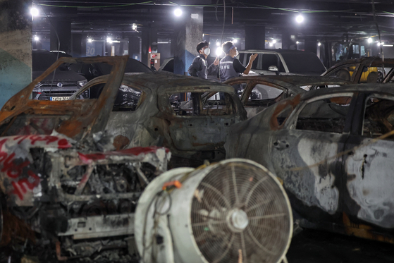 Around 880 vehicles were reported as damaged due to the Mercedes-Benz EQE sedan that burst into flames in an underground parking lot in an apartment complex in Incheon on Aug. 1. [NEWS1]