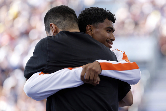 The Netherlands' Lee, right, embraces Korea's Kim Hong-yul after their battle in the B-Boys round robin at the Paris Olympics on Saturday. [AFP/YONHAP]