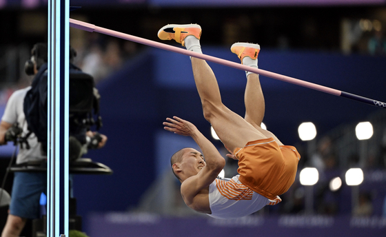 Korean high jumper Woo Sang-hyeok competes in the men's high jump final at the Paris Olympics at Stade de France in Saint-Denis, France on Saturday. [JOINT PRESS CORPS]