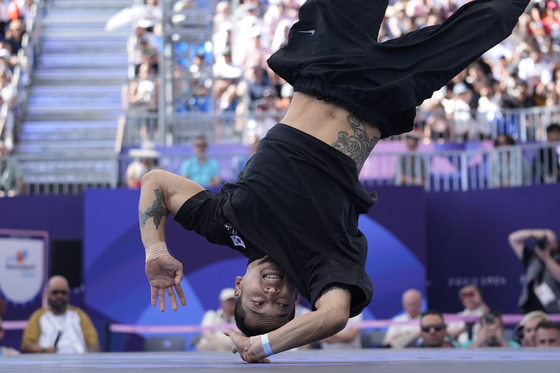 Korea's Hongten competes in the round robin stage of the B-Boy competition at the Paris Olympics Saturday at La Concorde in Paris. [AP/YONHAP]