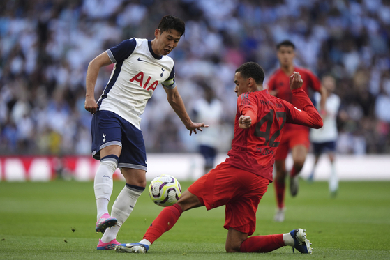 Tottenham Hotspur's Son Heung-min Son, left, and Bayern Munich's Jamal Musiala challenge for the ball during a friendly at Tottenham Hotspur Stadium in London on Saturday.  [AP/YONHAP]