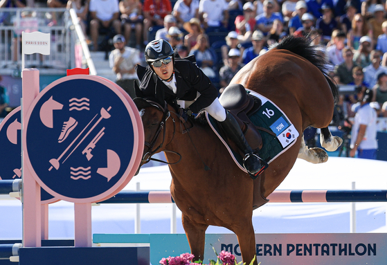 Korea's Jun Woong-tae competes in the men's modern pentathlon final at the Paris Olympics at Palace of Versailles in Versailles, France on Saturday. [NEWS1]