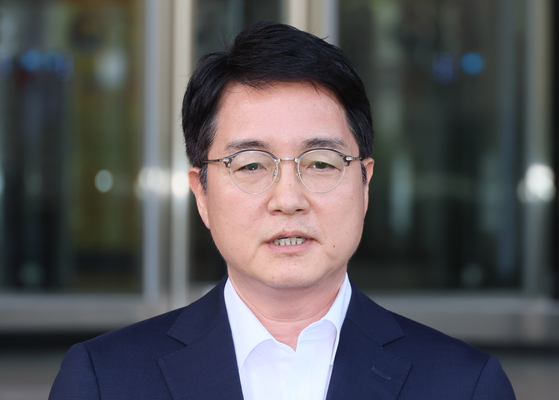 Vice Justice Minister Shim Woo-jung speaks to reporters outside the Justice Ministry in Gwacheon, Gyeonggi, after being nominated as the country's next prosecutor general on Sunday. [YONHAP]