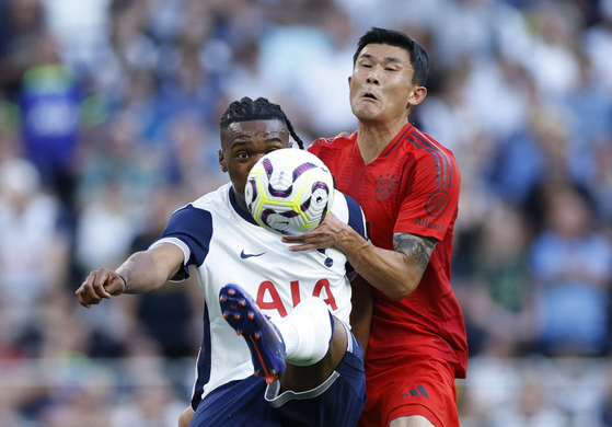 Tottenham Hotspur's Destiny Udogie in action against Bayern Munich's Kim Min-jae at Tottenham Hotspur Stadium in London on Saturday.  [REUTERS/YONHAP]