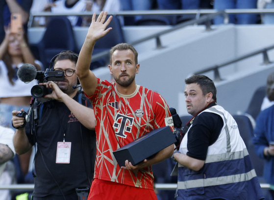 Bayern Munich's Harry Kane waves to fans before the match at Tottenham Hotspur Stadium in London on Saturday.  [REUTERS/YONHAP]