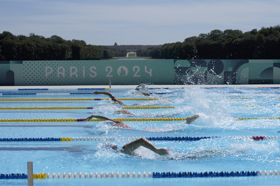 Competitors swim during during the 200-meter freestyle in the women's individual final of the modern pentathlon at the 2024 Paris Olympics on Sunday in Versailles, France. [AP/YONHAP]